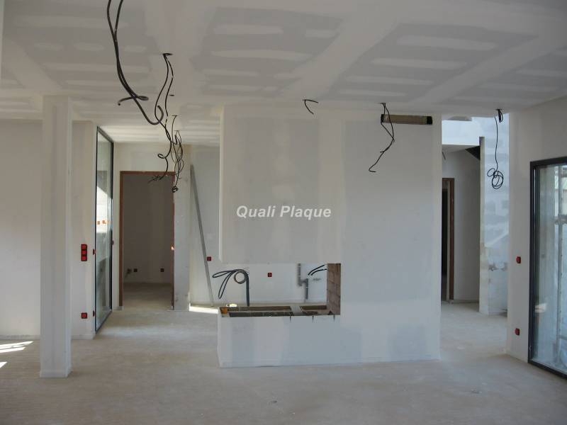 Réalisation complète de travaux d'isolation et de plaques de plâtre BA13 sur une maison d'architecte à Camaret sur Aigues