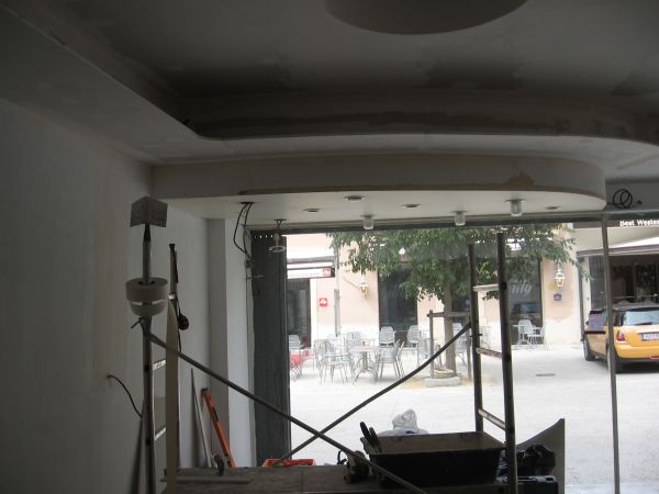 Faux plafond en BA13 avec découpe en forme de sphère pour magasin Orange Vaucluse