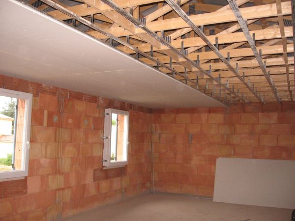 Faux plafond en fermacell sous fermettes bois dans maison à Sablet