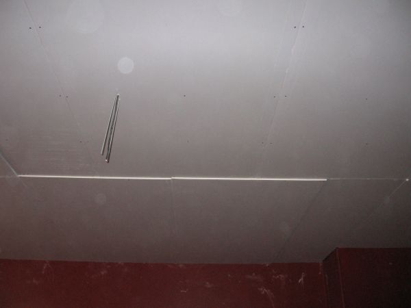 Faux plafond avec 2 plaques superposées spécial DB ( phoniques ) 