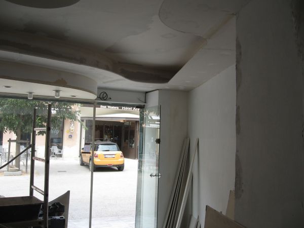 R novation de magasin  de v tement  Orange avec d coration 